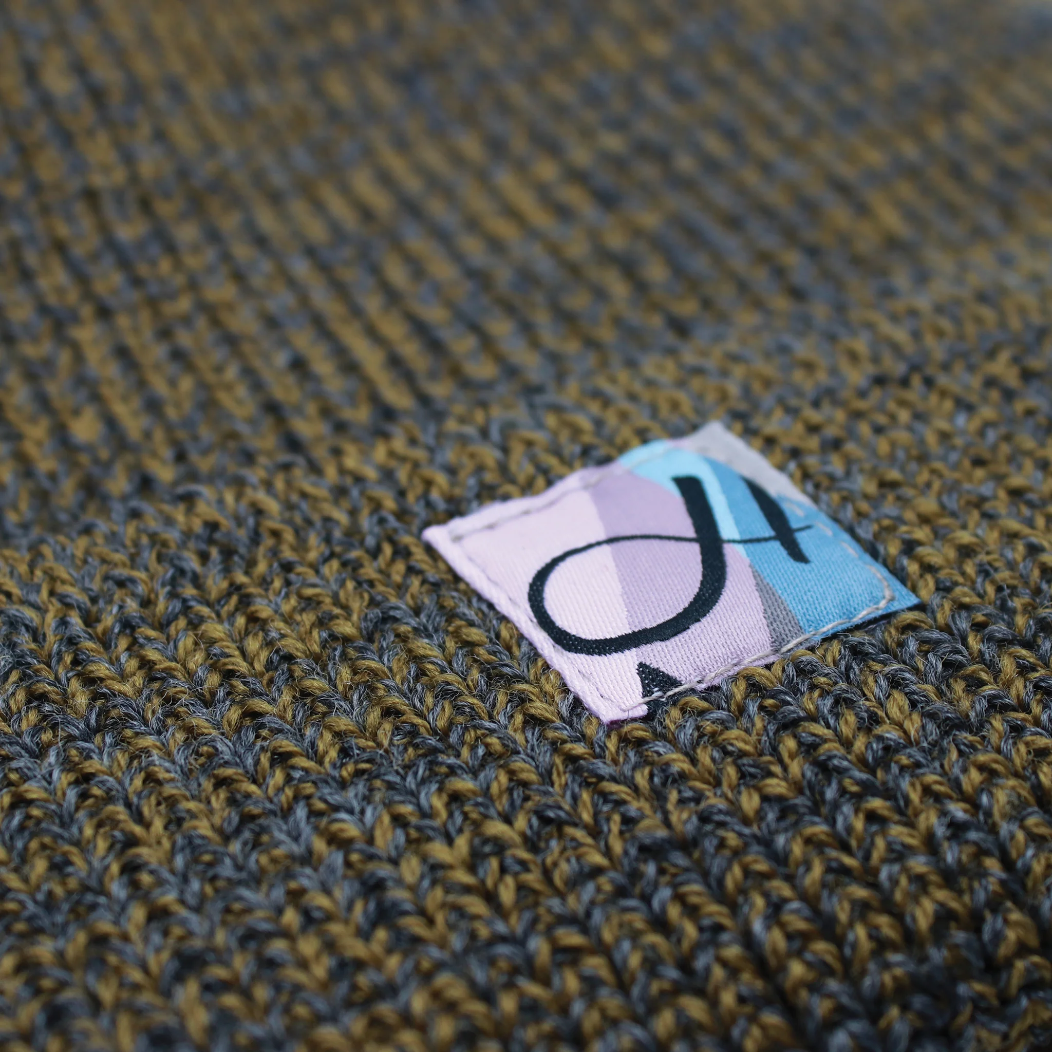 DEHEN X HUSH BEANIE "CHARCOAL/GOLDMINE" - Image 2